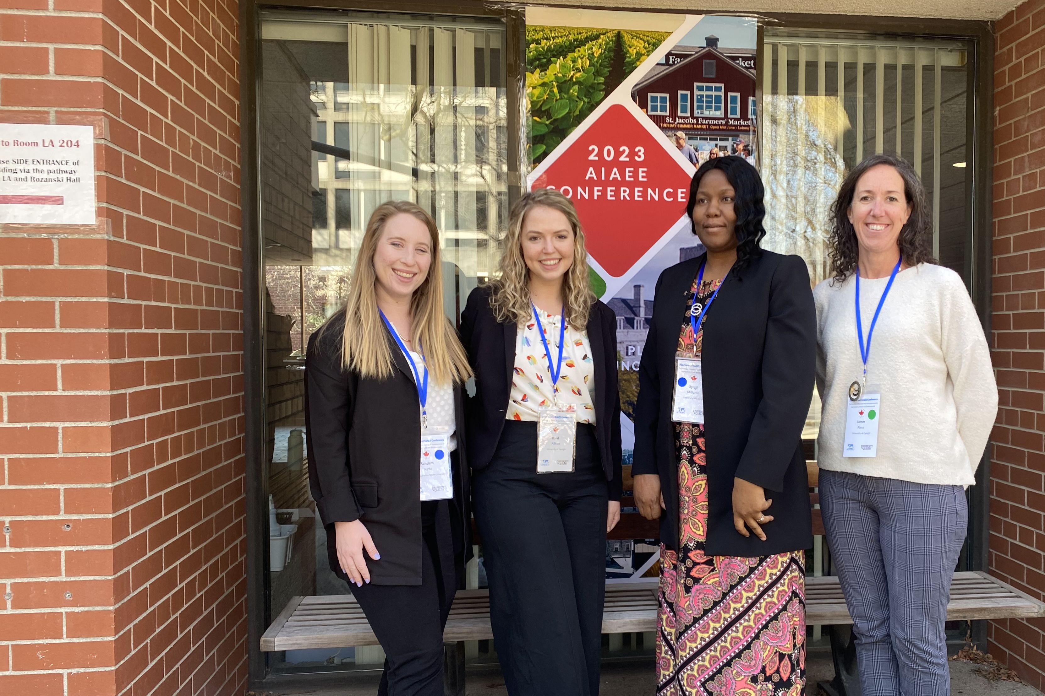 Alexa Lamm and members of her lab gather at the 2023 AIAEE Conference