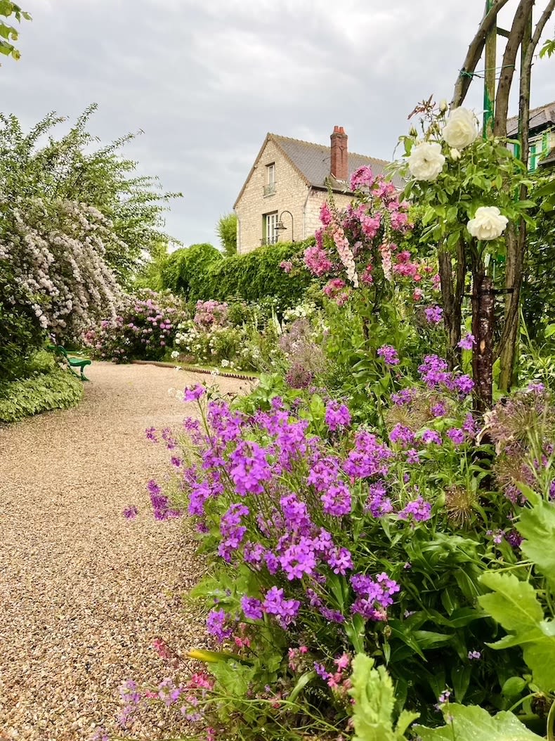 Pea gravel paths snake through a cottage garden