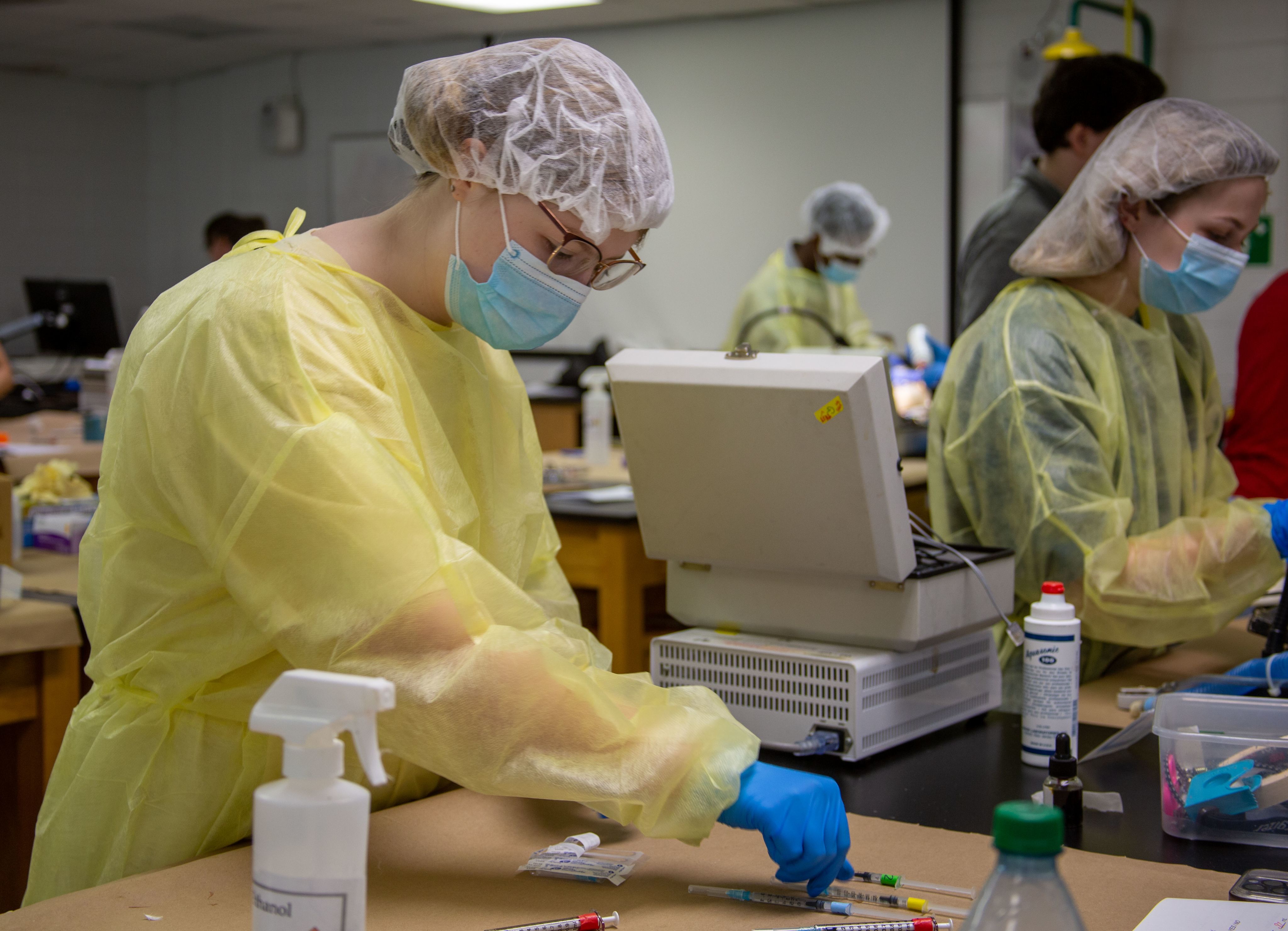 A student prepares medicines before the surgery