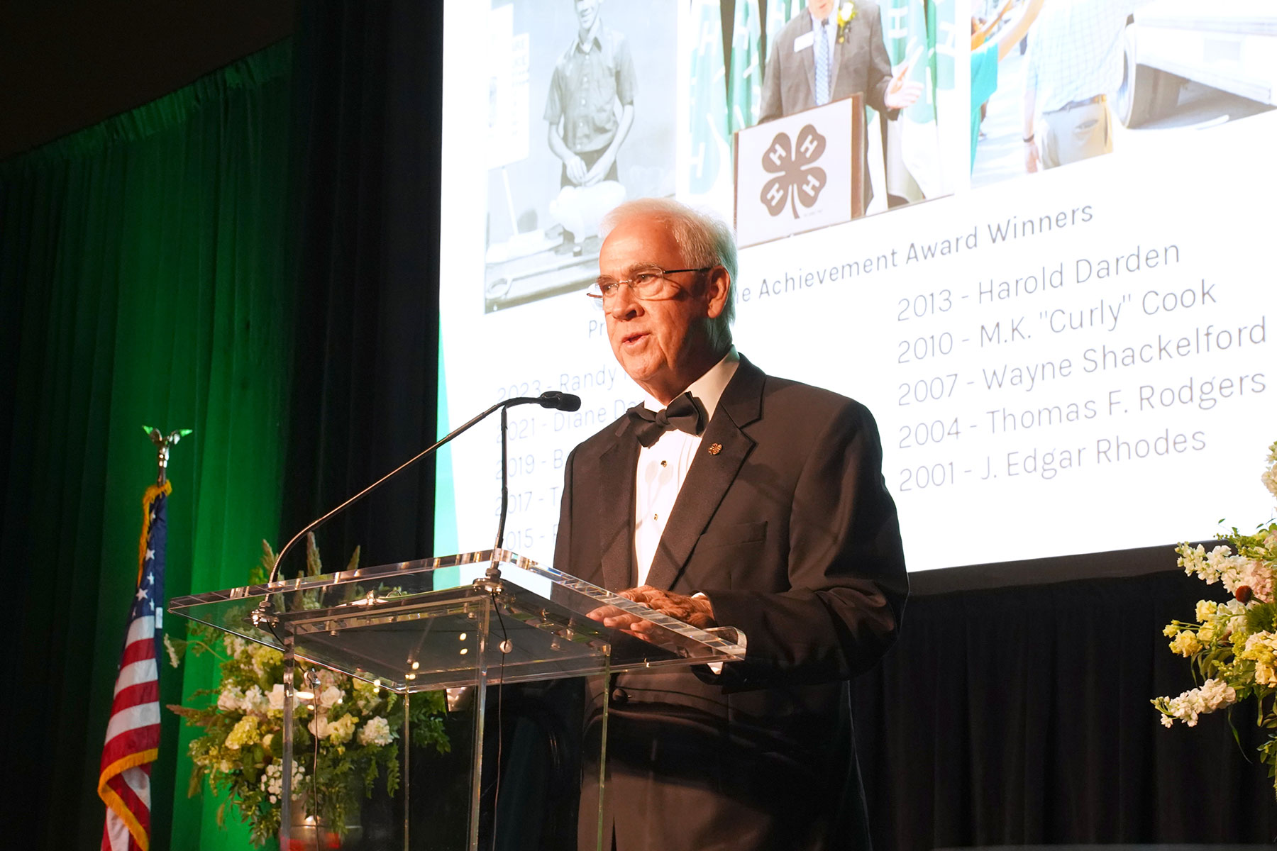Arch Smith stands at the lectern to speak after receiving the Lifetime Achievement Award